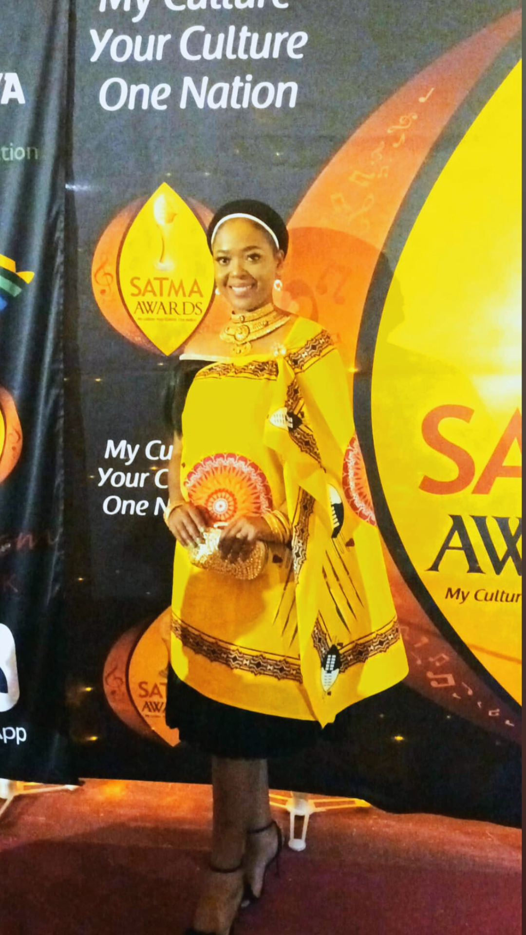 uMhelwane Wetikhali - Yellow